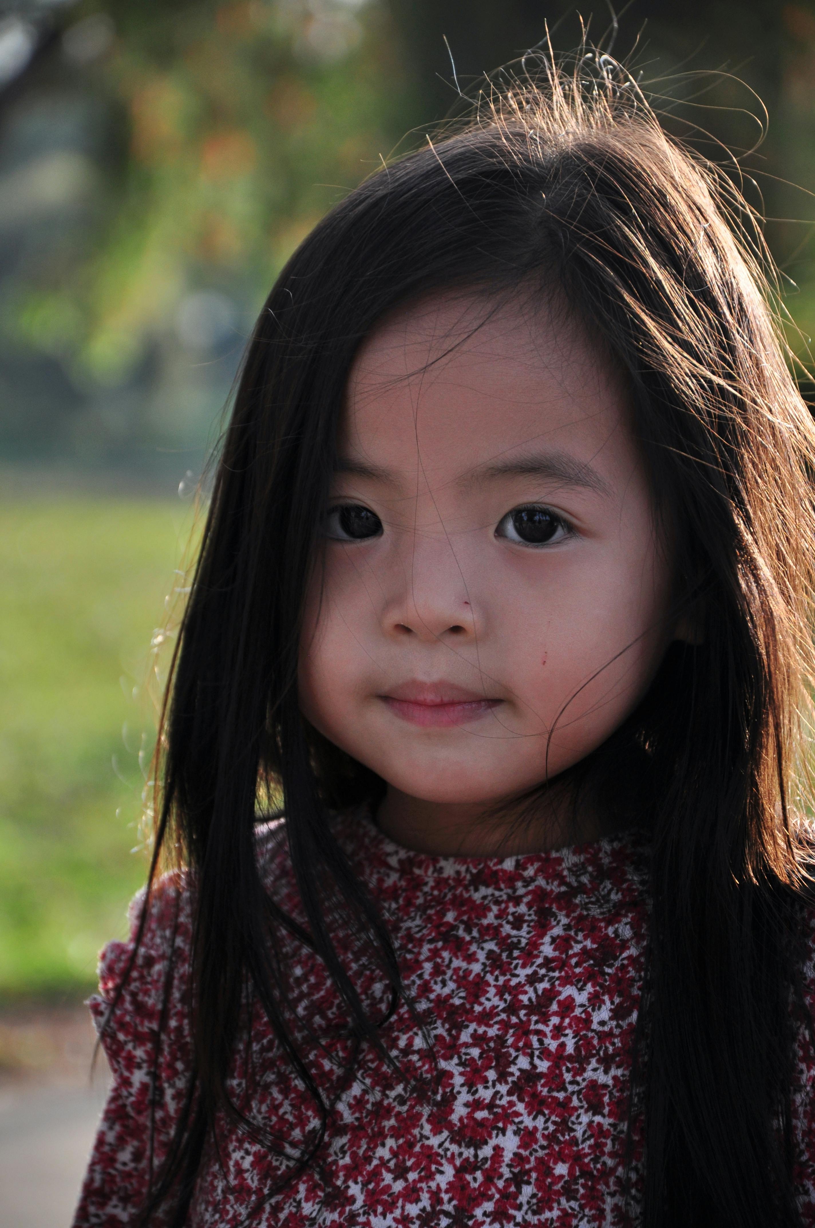 品牌片制作中人物对话与灯光质感画面