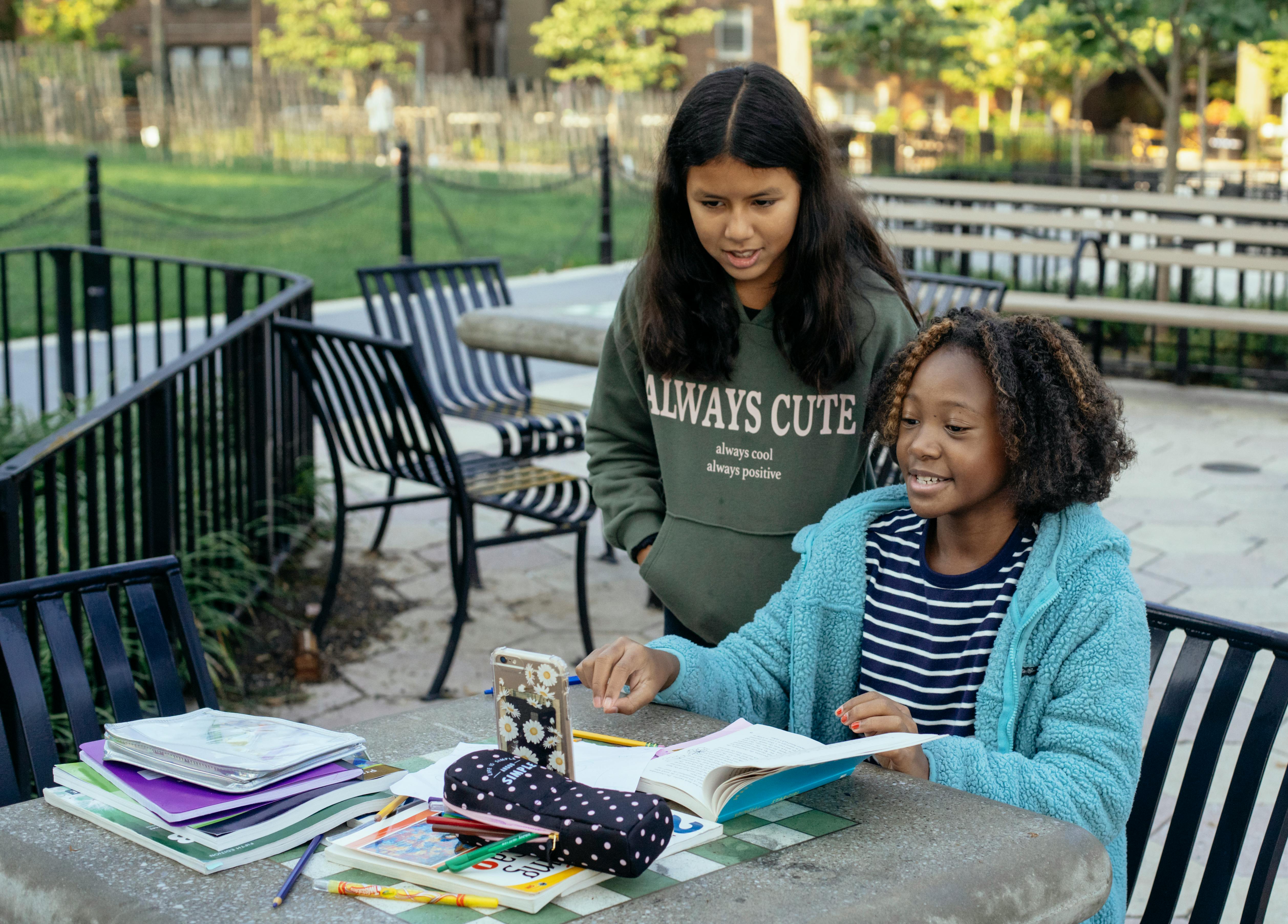 栏目制作与拍摄团队协作画面